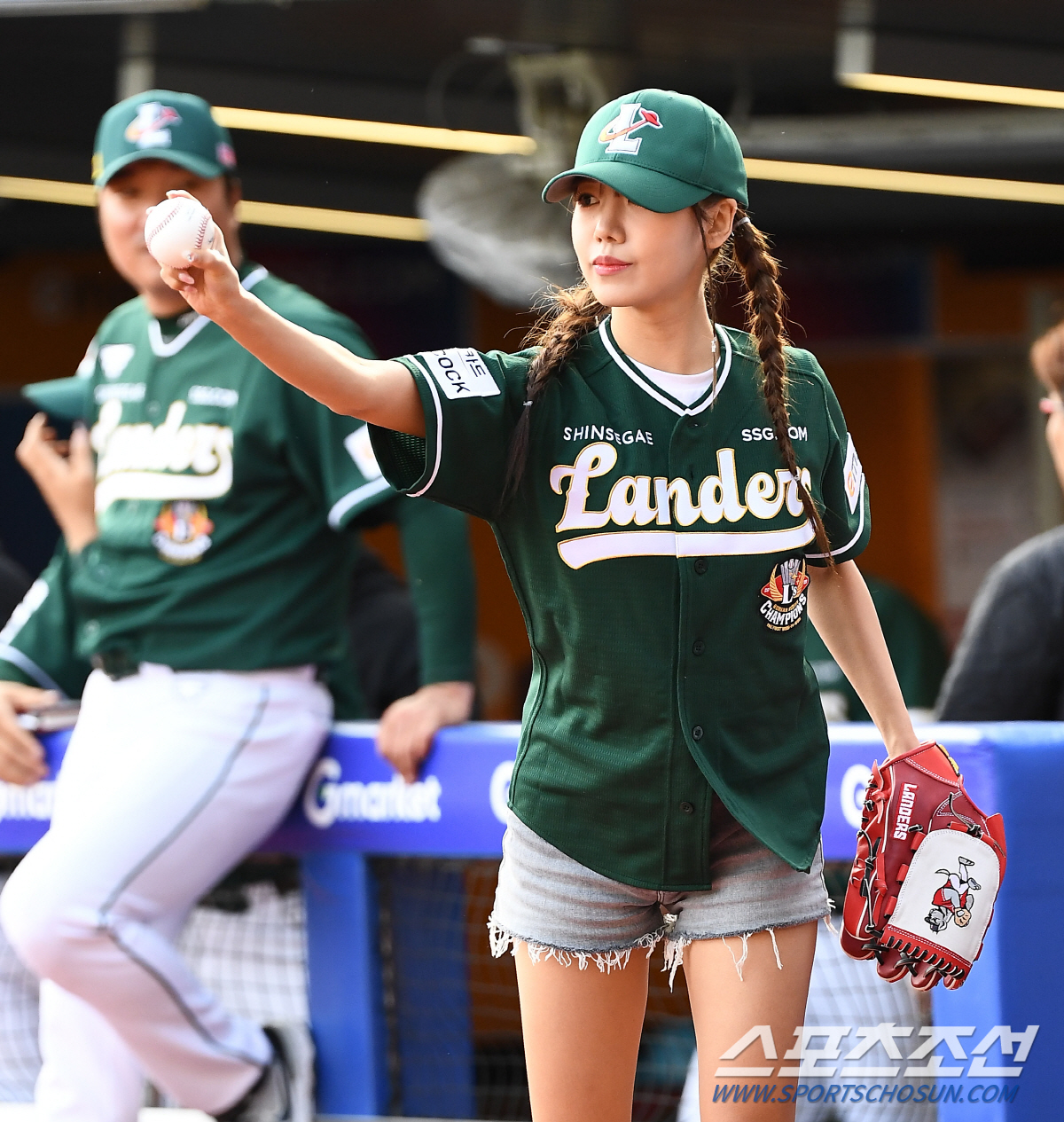 '흐뭇한 삼촌 미소' 이진영 코치·추신수·김원형 감독..'개념 시구는 언…