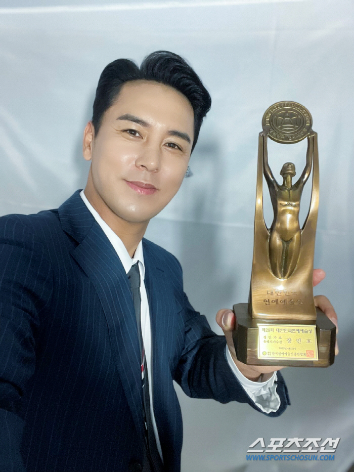 장민호, '대한민국 연예예술상'서 성인가요 올해의 가수상 수상…"좋은 노…