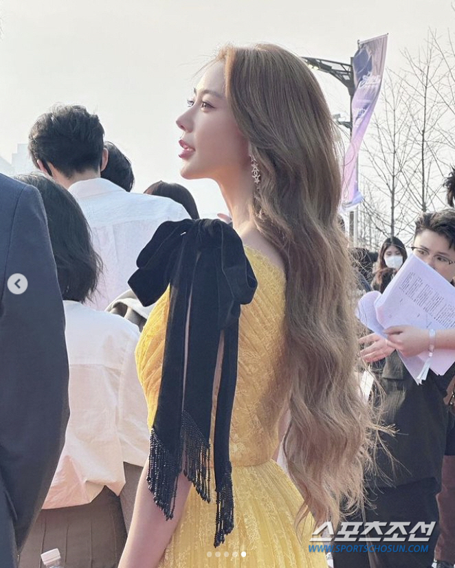 클라라, 중국 활동 하더니 노출도 대륙풍? 위아래 노출 극대화에 시스루 …
