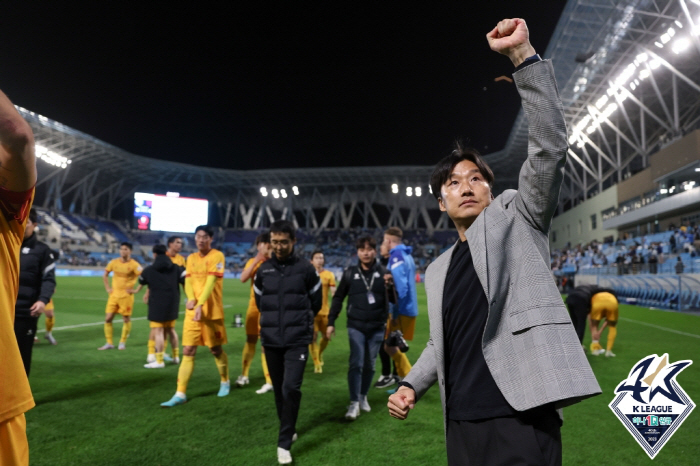 이정효 감독 "광주엔 반쯤 핀 꽃들이 많아, 활짝 필 수 있도록 돕고파"