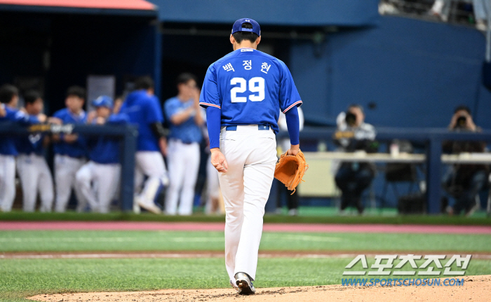 '퍼펙트 무산' 다음 등판 백정현, 1회 코 출혈로 3분간 경기 중단..…