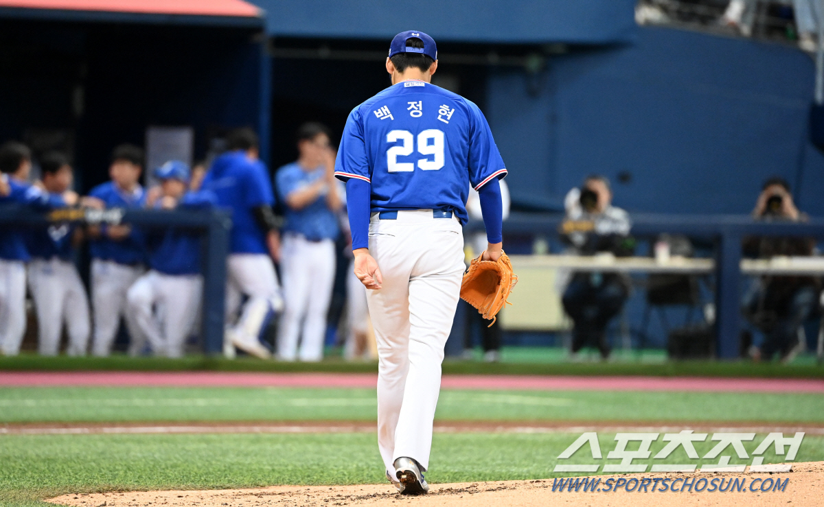'퍼펙트 무산' 다음 등판 백정현, 1회 코 출혈로 3분간 경기 중단..…
