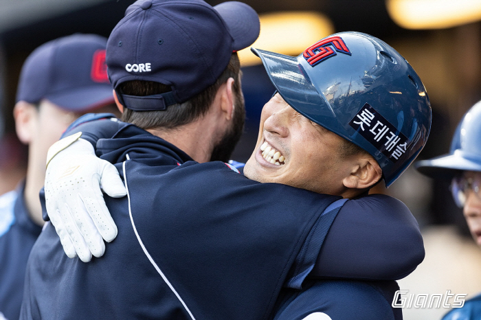 '팀 ERA 꼴찌'팀이 4위? 미스터리 롯데…사령탑이 '독'해졌다 [SC…