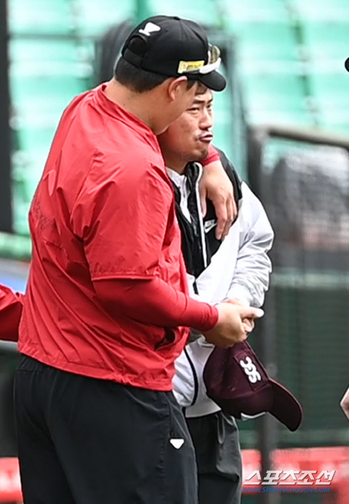 '헤드록에 두발 검사까지' 애정 가득 스킨십, 상대 코칭스태프도 빠져들게…