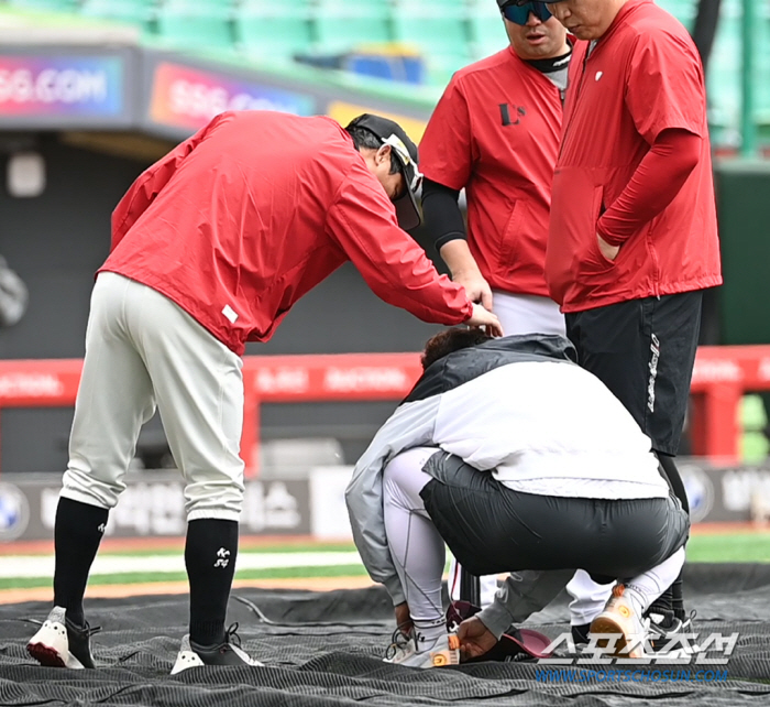 '헤드록에 두발 검사까지' 애정 가득 스킨십, 상대 코칭스태프도 빠져들게…