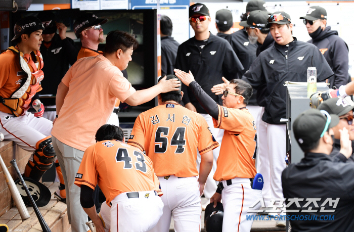 4-0→4-4→4-6→7-6, 3부작 역전드라마를 쓴 한화, 지옥 문 앞…
