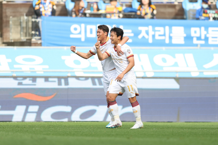 차원이 다른 '22세 카드' 포항 고영준 맹활약, 김기동·황선홍 감독 얼…