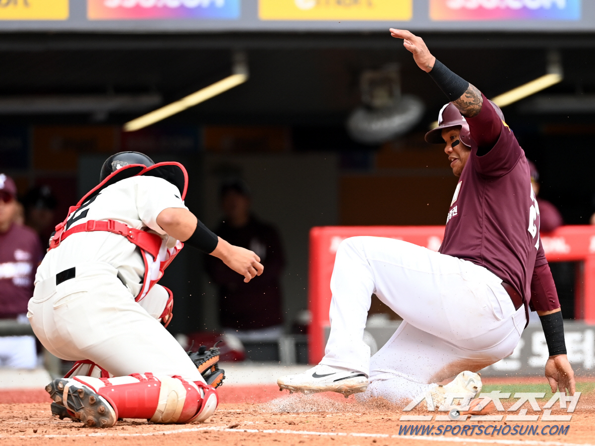 '발 재간 살아있네~' KBO 2회차 외인의 홈플레이트 앞 급브레이크, …