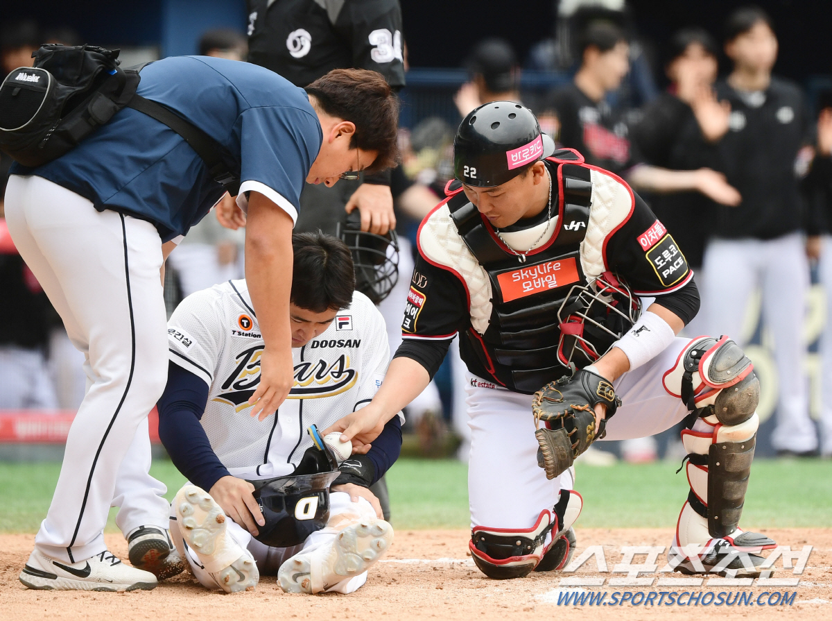'아웃 기념구라니~'  기진 맥진 김재환을 빵 터지게 한 장성우의 넉살 …