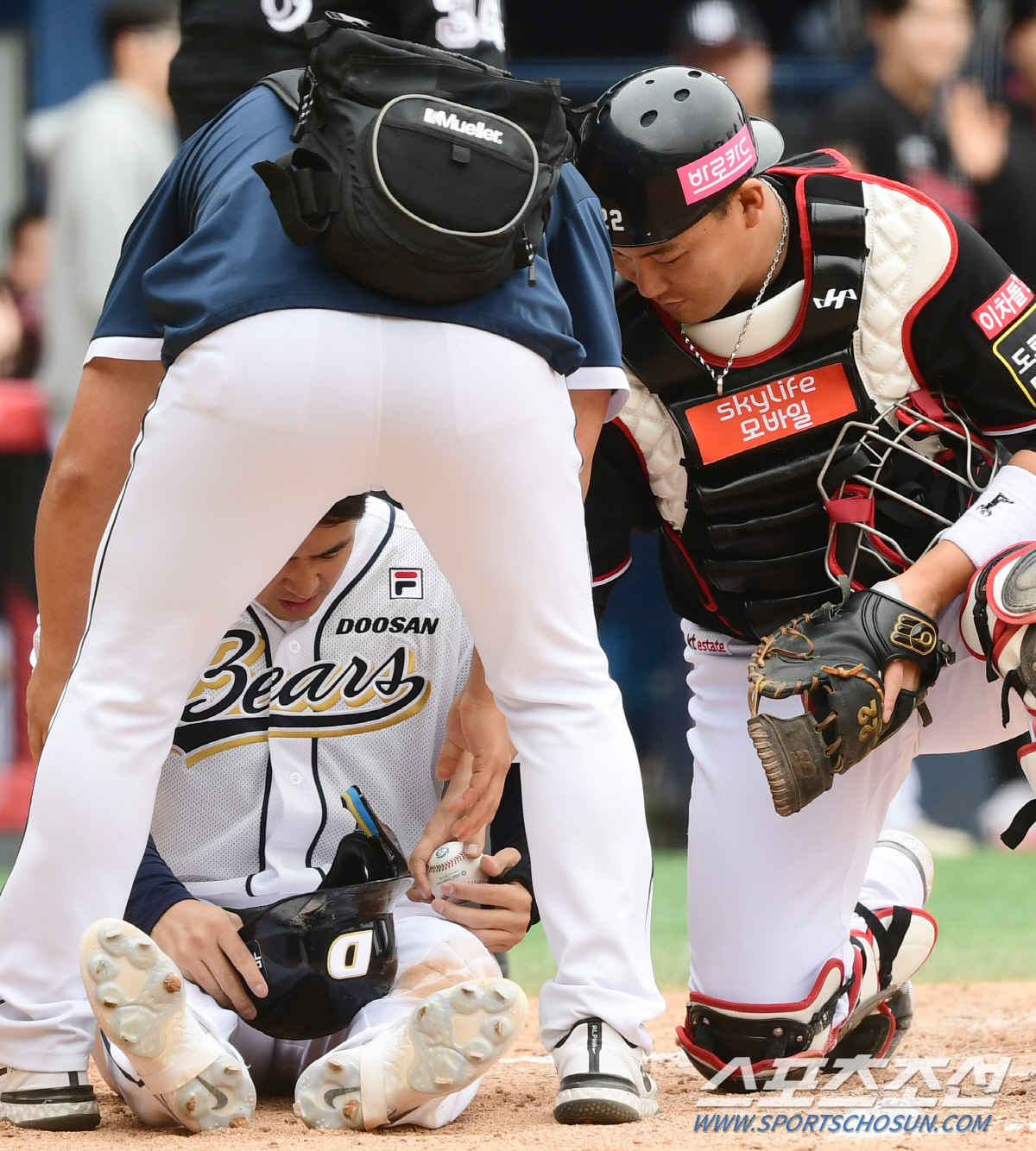 '아웃 기념구라니~'  기진 맥진 김재환을 빵 터지게 한 장성우의 넉살 …
