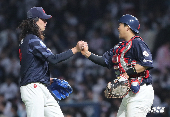 '오늘은 휴식' 덕아웃→관중석 출격! 장발마무리의 깜짝 원정 팬미팅 [창…