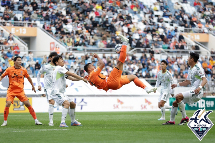 '축구 불모지' 제주에 온 선물, '유료 관중 1만명' 돌파의 '의미'[…