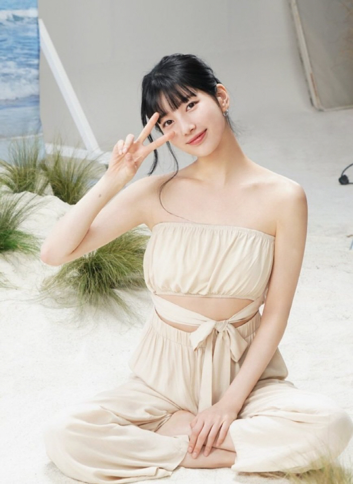 수지, 성숙해진 '국민 첫사랑'..브라톱 패션도 극강의 우아美