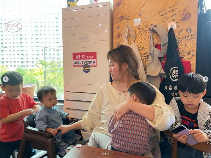 '4형제맘' 정주리, 넷째는 업고 서서 짜장면 먹방 "행복하지 그럼"