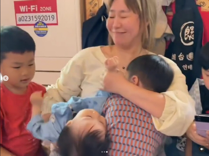 '4형제맘' 정주리, 넷째는 업고 서서 짜장면 먹방 "행복하지 그럼"