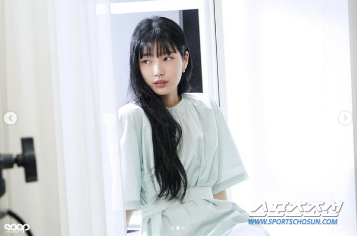 [SC이슈]수지가 아직도 '국민 첫사랑'이라고? 여리여리한 어깨선 과감 …