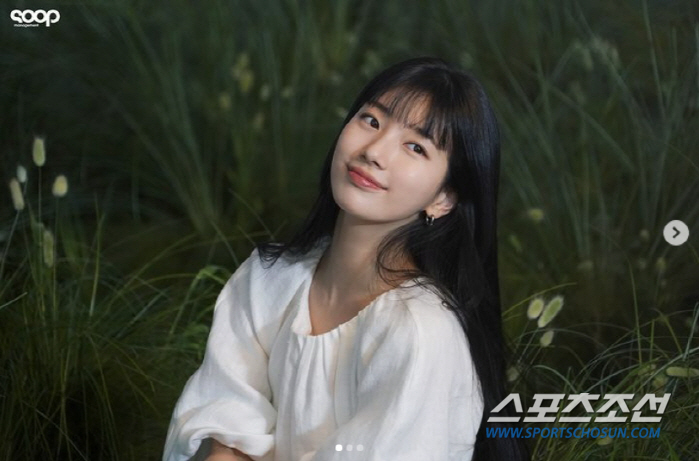 [SC이슈]수지가 아직도 '국민 첫사랑'이라고? 여리여리한 어깨선 과감 …
