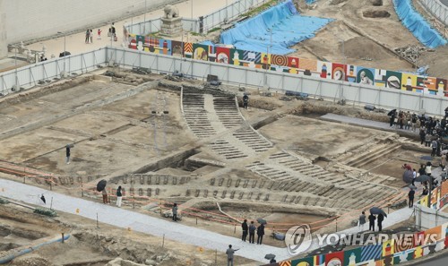 (서울=연합뉴스) 홍해인 기자 = 25일 서울 광화문 앞에서 언론 관계자들이 월대(越臺, 月臺)룰 살펴보고 있다. 문화재청은 광화문 월대를 복원·정비하기 위해 지난해 9월부터 국립서울문화재연구소가 조사한 발굴 성과와 향후 복원 계획을 이날 공개했다. 월대는 궁궐의 중심 건물인 정전(正殿) 등 주요 건물에 설치한 넓은 대(臺)를 뜻한다. 경복궁 근정전, 창덕궁 돈화문 등에 있었는데 궁궐 정문에 난간석을 두르고 기단(基壇·건축물 터를 반듯하게 다듬은 뒤 터보다 한층 높게 쌓은 단)을 쌓은 건 광화문 월대가 유일하다. 2023.4.25 hihong@yna.co.kr