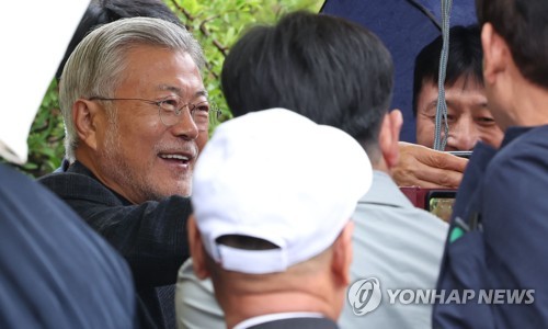 "내일 오셨으면 책 사셔야"…문 전 대통령 '평산책방' 열었다