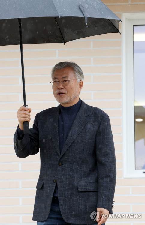 (양산=연합뉴스) 김동민 기자 = 문재인 전 대통령이 25일 오후 경남 양산시 하북면 평산마을 자신의 책방 '평산 책방'에서 우산을 쓴 채 이동하고 있다. 2023.4.25 image@yna.co.kr