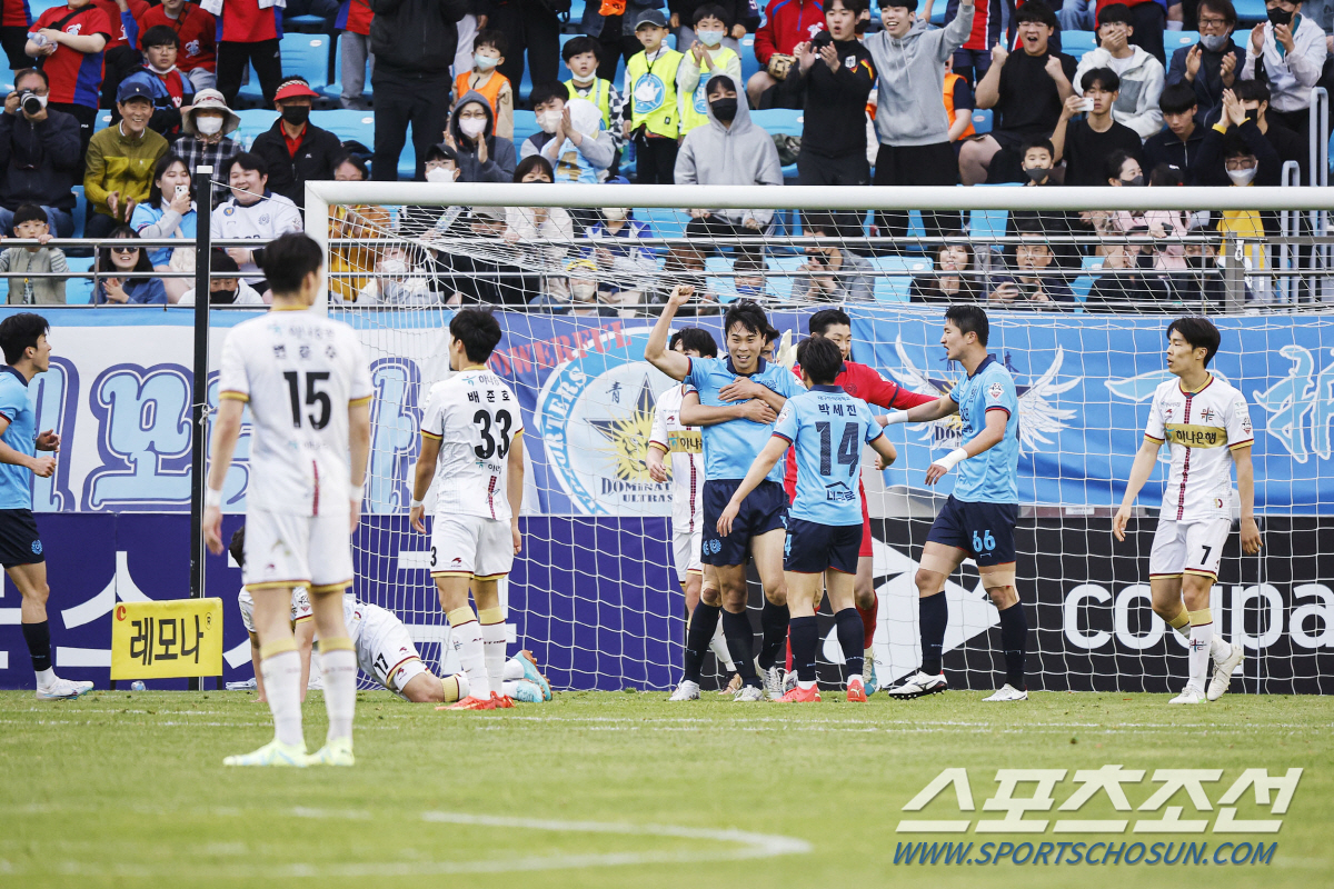 대구2승 지켜낸 '투혼수비'김진혁"손들고 나오고싶을 만큼 힘들었지만...…