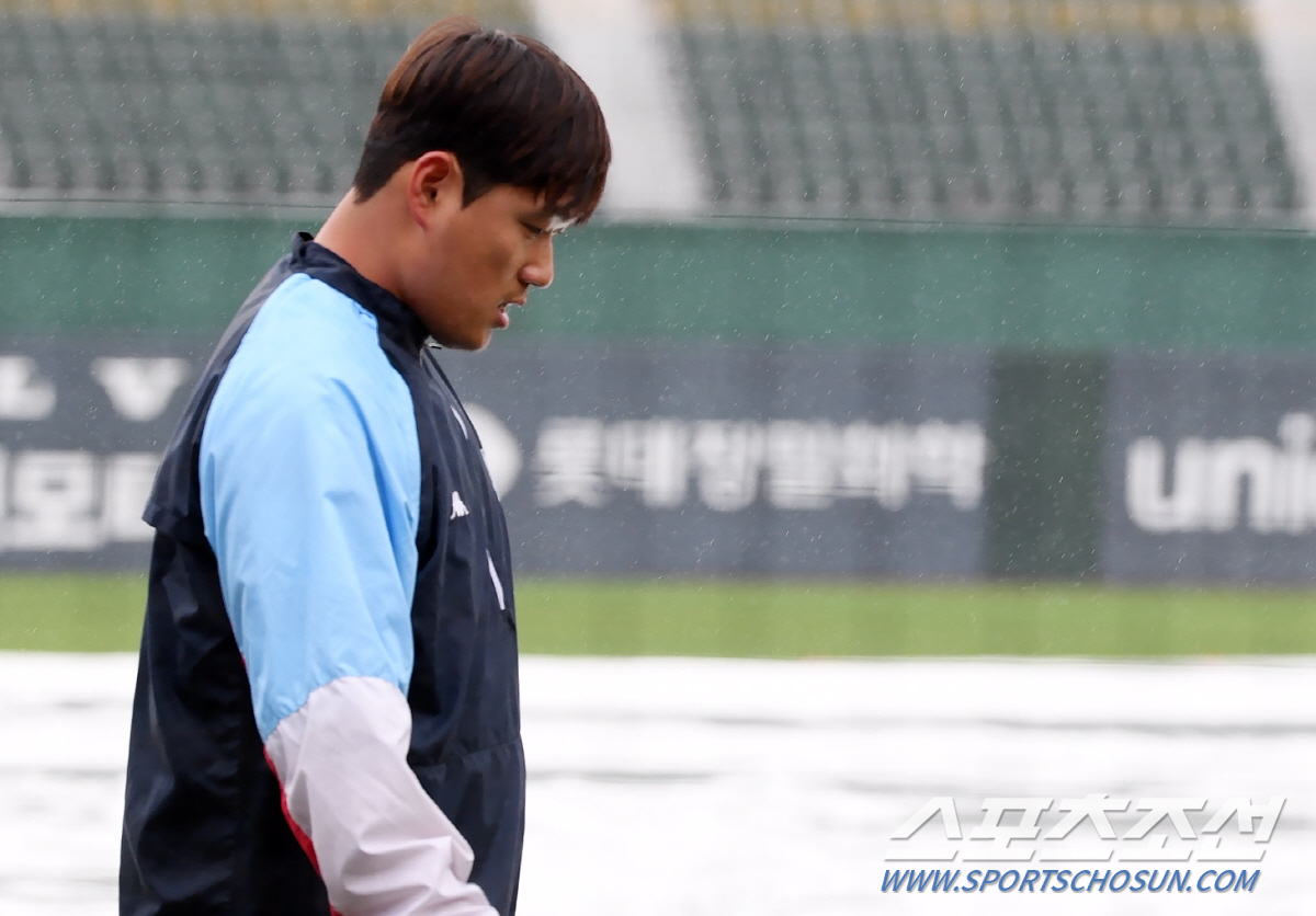 비 맞으며 훈련하는 롯데 에이스 나균안, 등 쓰다듬는 코치 심정이 ‘이심…