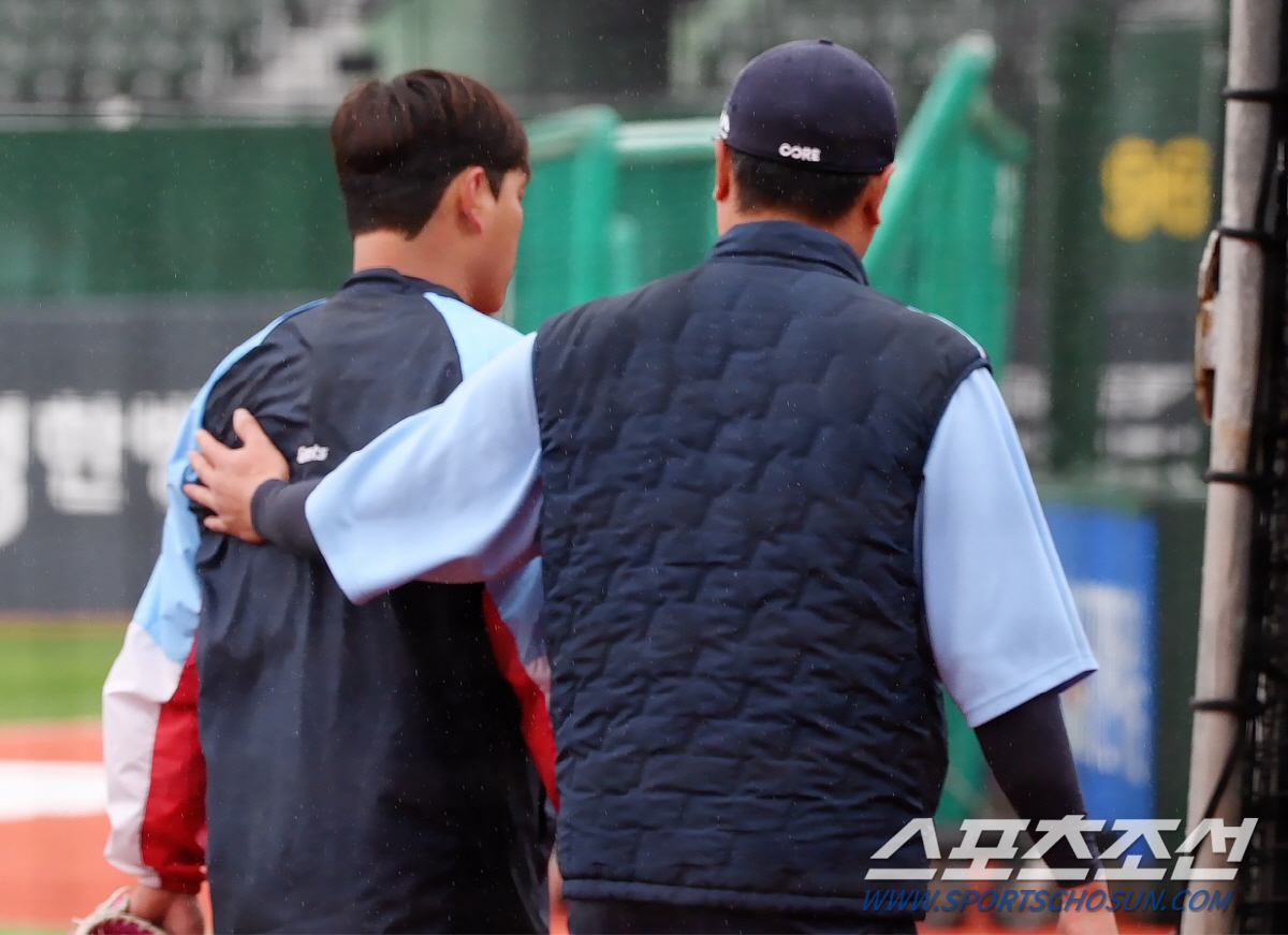 비 맞으며 훈련하는 롯데 에이스 나균안, 등 쓰다듬는 코치 심정이 ‘이심…
