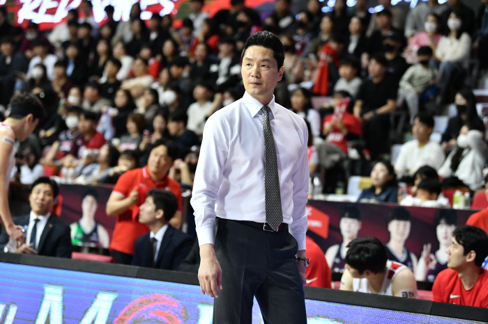 [현장인터뷰] SK 전희철 감독 "김선형 플로터, 패스를 염두에 둔 골밑…