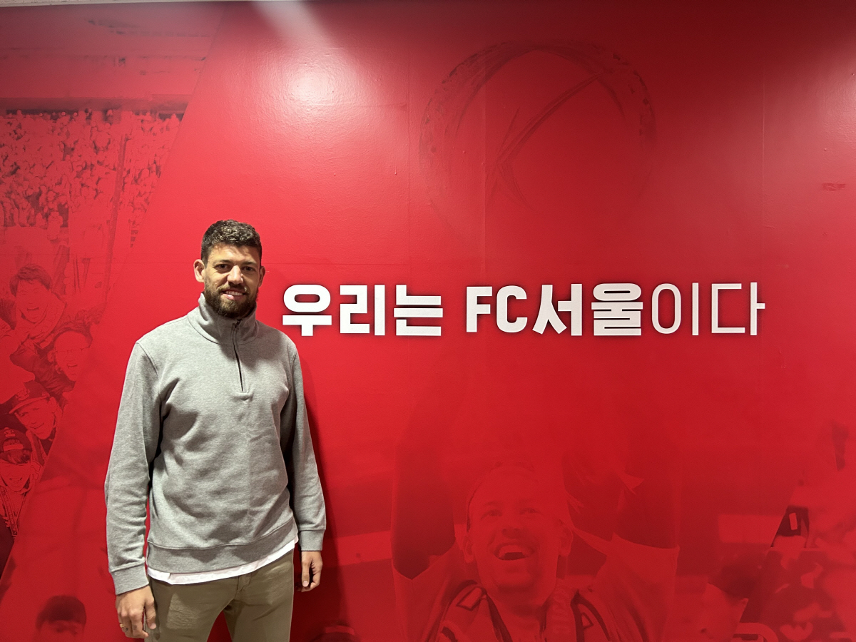 [인터뷰]'진행형 레전드' 오스마르 "FC서울은 내가 사랑하는 팀, 영광…