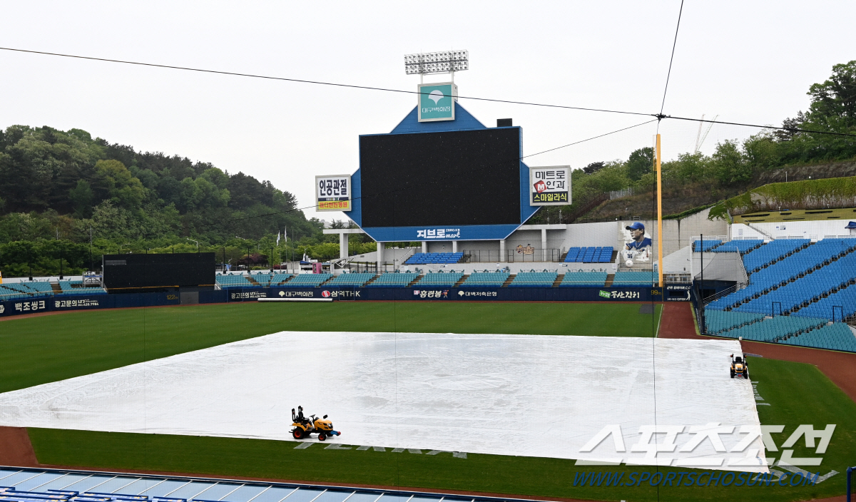 이승엽 감독과 첫 만남 앞둔 라팍, 봄비에 흠뻑 젖은 그라운드...라이온…