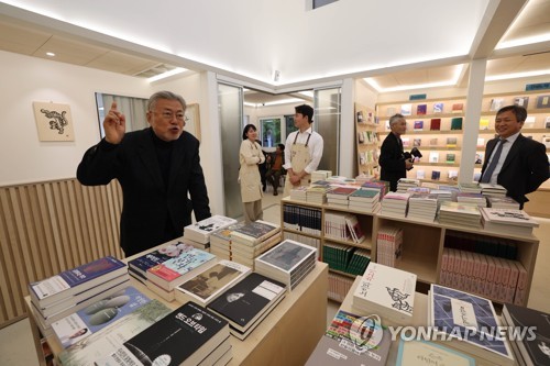 '평산책방' 개점…책방지기로 일하는 文 볼 수 있을까