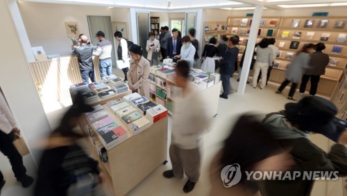 (양산=연합뉴스) 김동민 기자 = 26일 오전 경남 양산시 하북면 평산마을 문재인 전 대통령의 서점인 '평산 책방'에서 방문객이 책을 읽고 있다. 2023.4.26 image@yna.co.kr