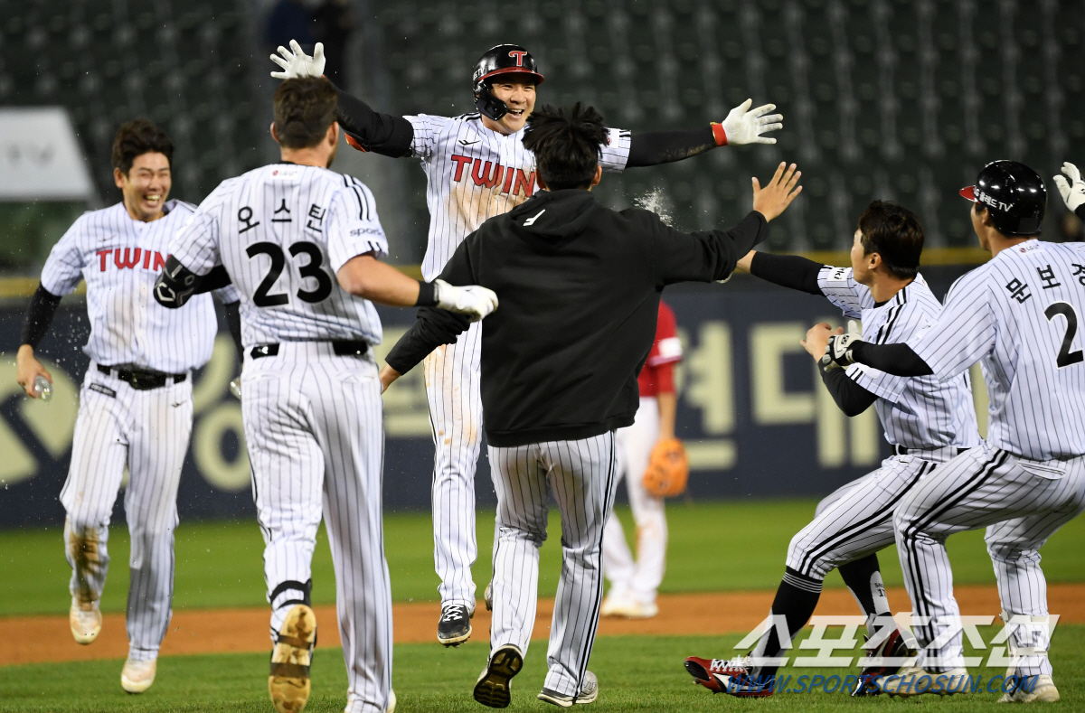 '오 마이 갓' 사라진 삼진콜에 욱한 켈리..'흔들릴 뿐 에이스는 무너지…