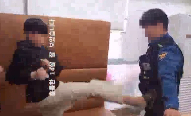 "수갑 풀어, 맞짱 뜨자 XXX아"…경찰에게 폭언하고, 발길질 한 14세…