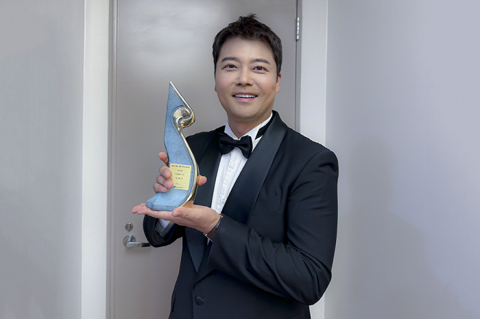 '믿보' 진행자 인정..전현무, '한국PD대상' TV 진행자상 수상
