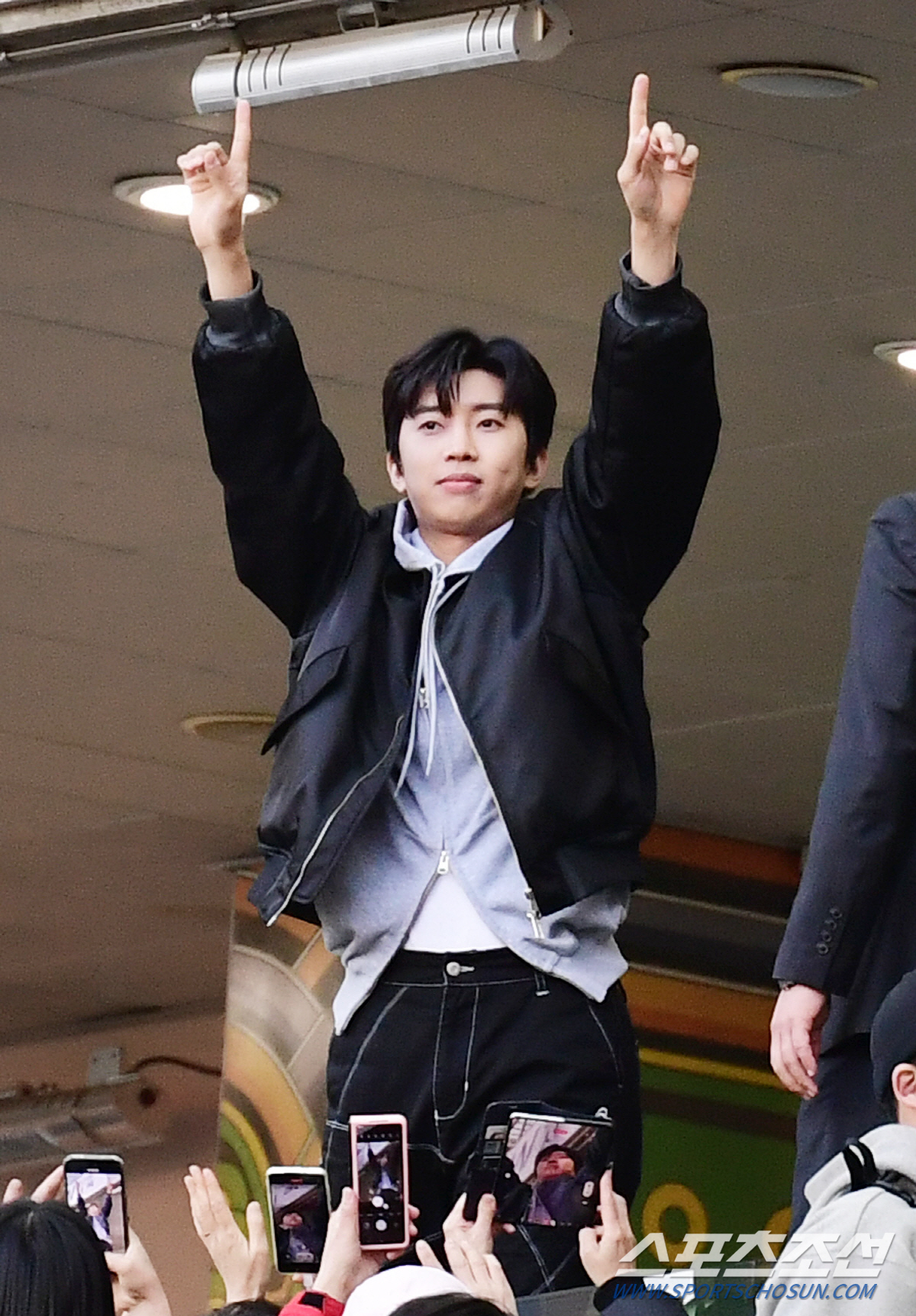 [종합]'개념 시축' 임영웅, 하프타임 공연 영상 보름만에 300만 뷰 …