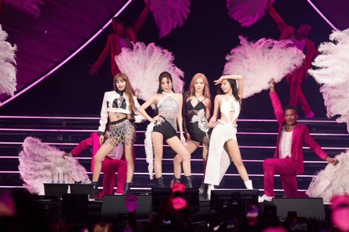 블랙핑크, K팝 최초 '코첼라' 헤드라이너로 남긴 것...세계에 전한 '…
