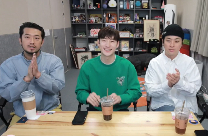 "역대급 잘생긴 게스트" 이제훈 '침착맨' 라이브 깜짝 등장('침착맨')…