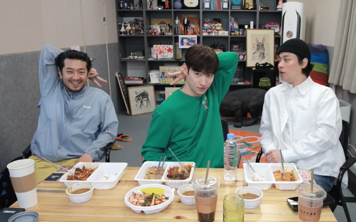 "역대급 잘생긴 게스트" 이제훈 '침착맨' 라이브 깜짝 등장('침착맨')…