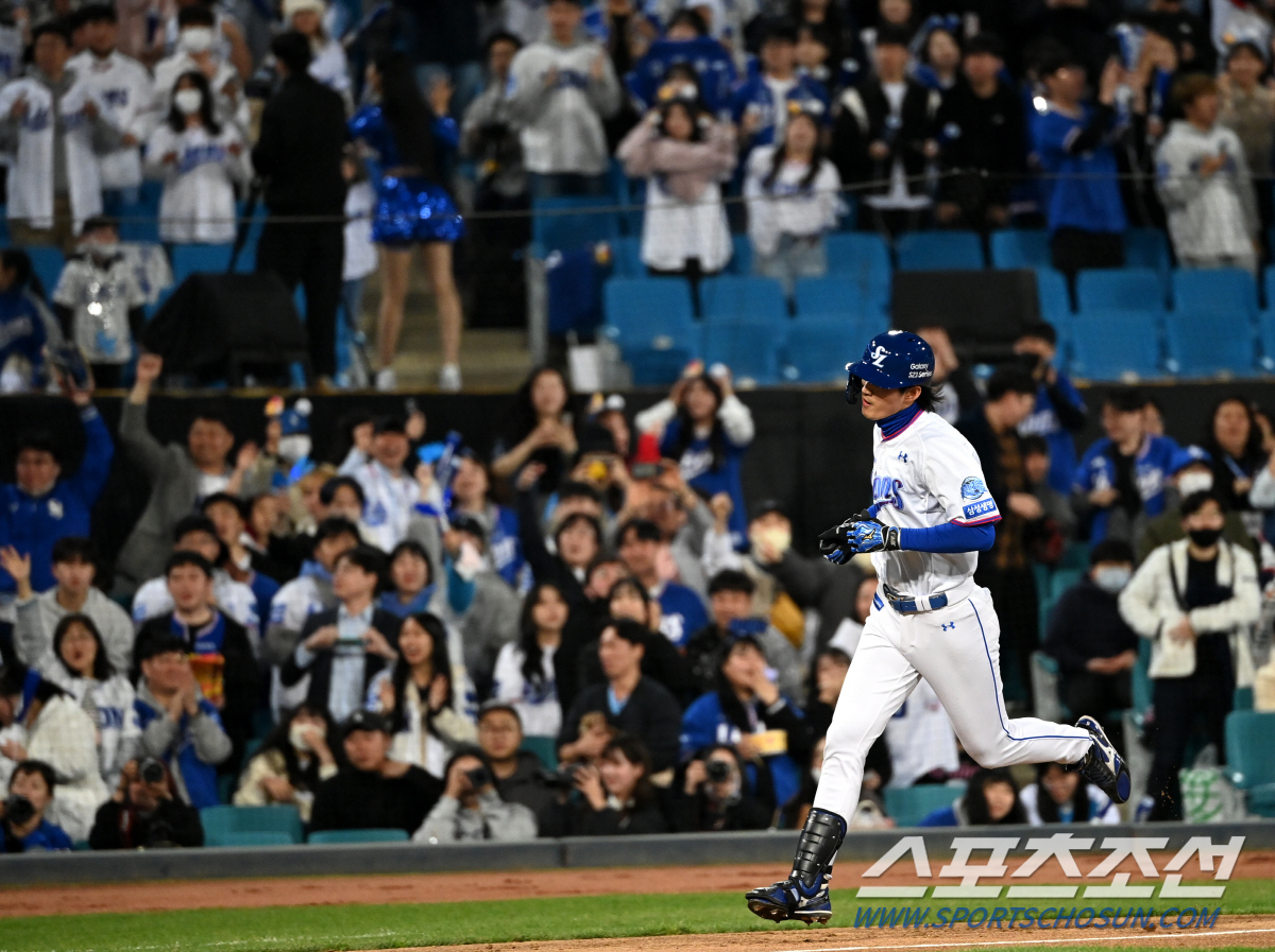 "설명할 수 없는 감정이 들었다" '영웅'과 '스승' 앞 선제 결승포, …