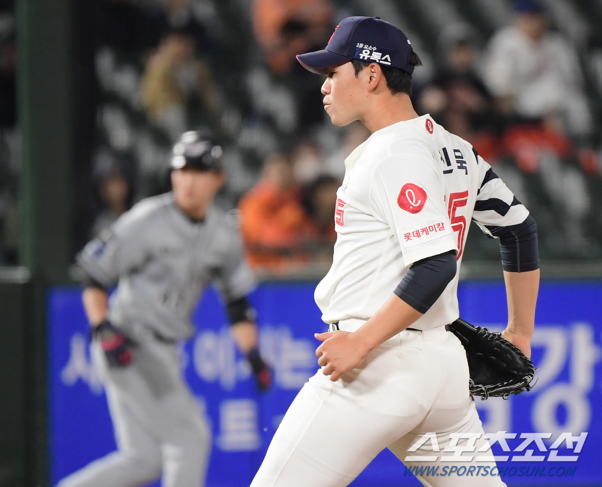 '야생마도 후회한 퍼포먼스인데…' 마운드로 뛰어가는 김진욱의 자신감, 팬…