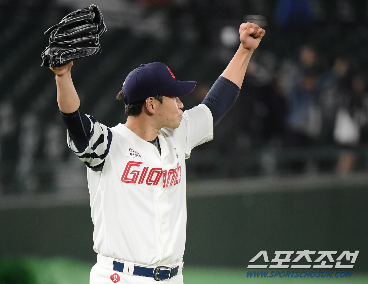 '야생마도 후회한 퍼포먼스인데…' 마운드로 뛰어가는 김진욱의 자신감, 팬…