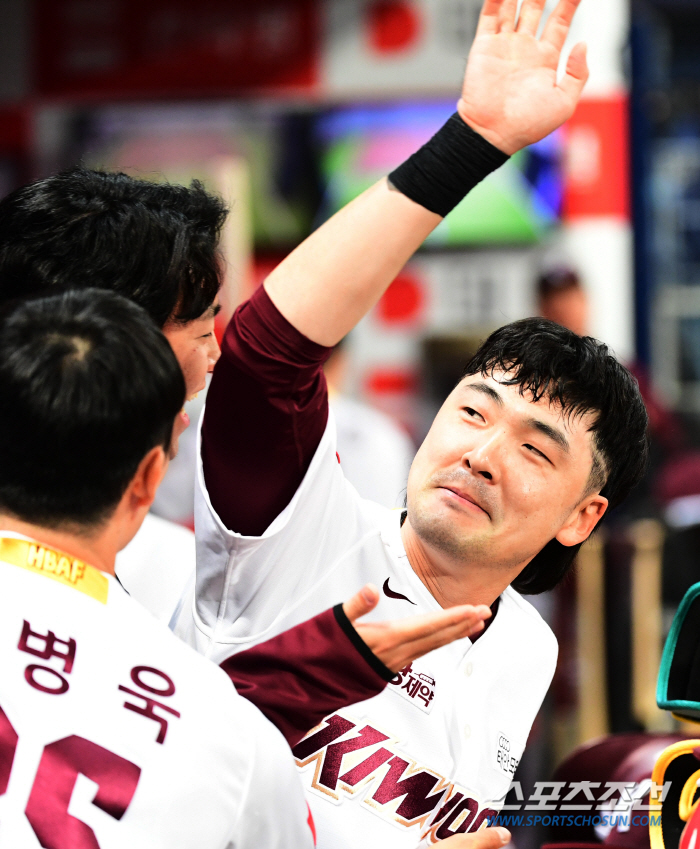 '분위기 왜 이래?' 신입영웅 이형종을 머쓱하게 한 덕아웃 신고식 [고척…