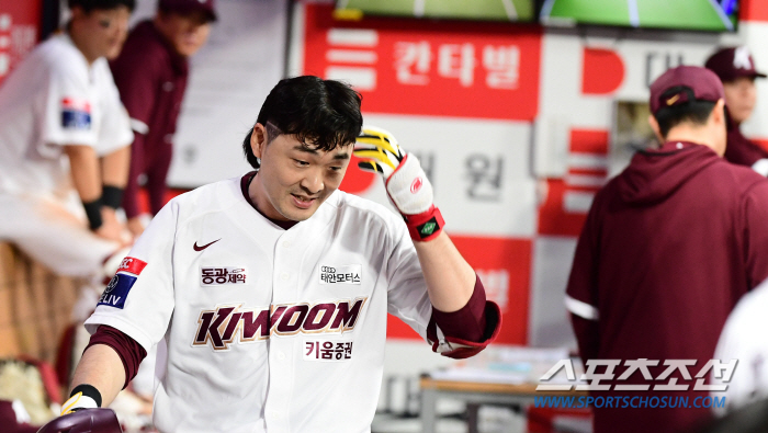 '분위기 왜 이래?' 신입영웅 이형종을 머쓱하게 한 덕아웃 신고식 [고척…