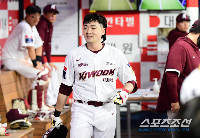 '분위기 왜 이래?' 신입영웅 이형종을 머쓱하게 한 덕아웃 신고식 [고척…