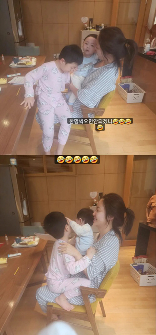 '이영돈♥' 황정음, 잠옷입고 두子 껴안은 리얼 엄마 모습 "한명씩 와주…
