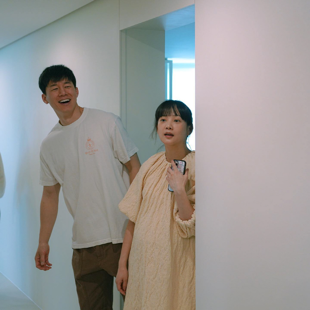 윤승아♥김무열, 모델하우스 같은 깔끔한 집 공개...사랑스러운 '대가족'