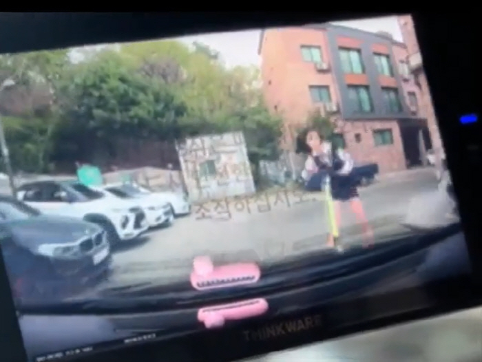 무면허에 헬멧도 안 쓰고 킥보드 탄 여중생…母 "우리 애 걱정은 안 해요…
