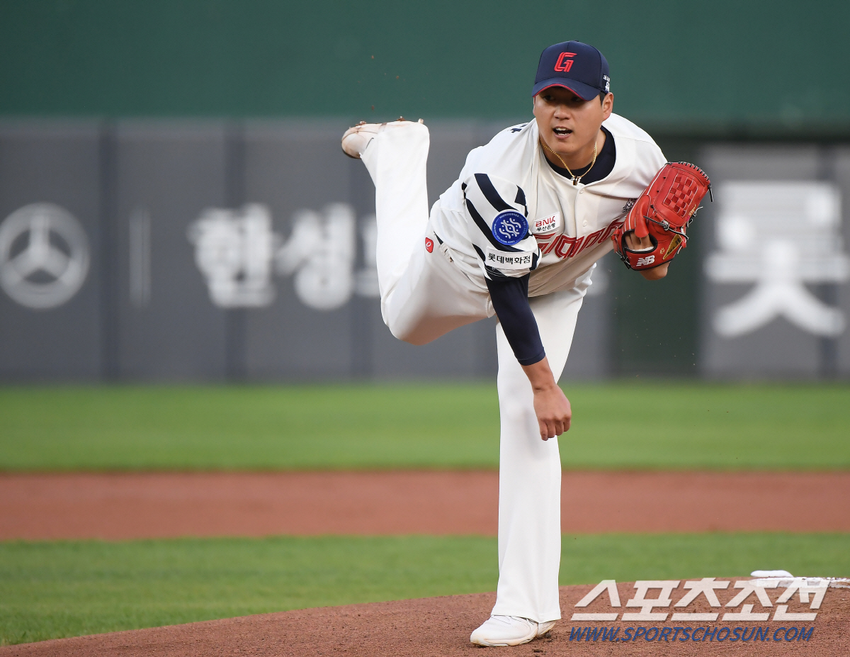 4년 전 모두 반대했지만…'포수 유망주' 나균안을 투수로 전환, 성민규 …