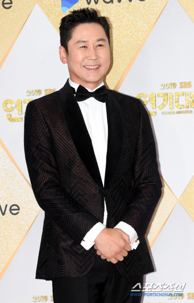 "'동물농장' 아저씨가 AV배우들과?" 신동엽, '성+인물' 출연에 하차…